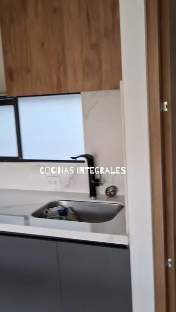 Cocina integral con gabinete en madera