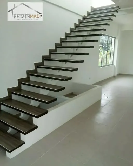 Escalera flotante