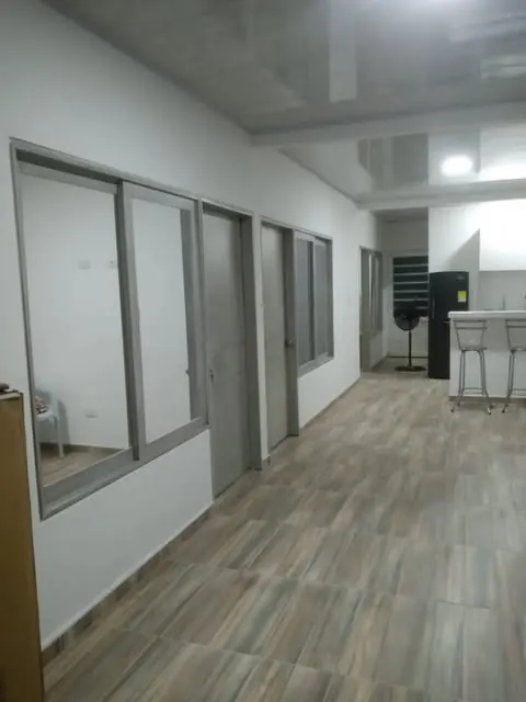 Pasillo con piso en tono madera